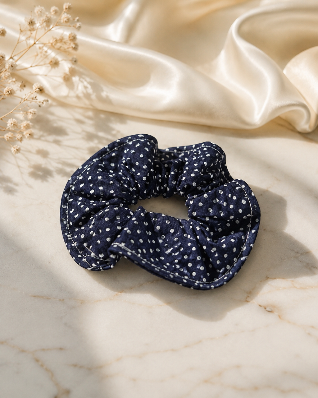 Chouchou en coton bleu marine à pois blancs – Élégant et intemporel
