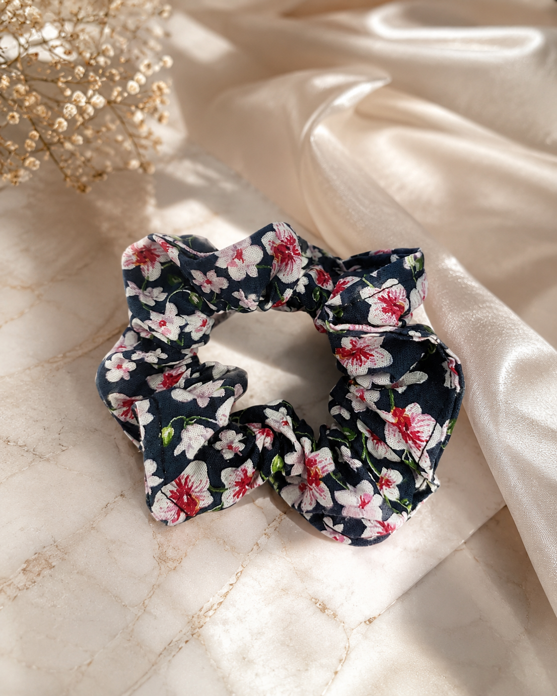 Chouchou bleu fleuri en coton – Élégant et naturel