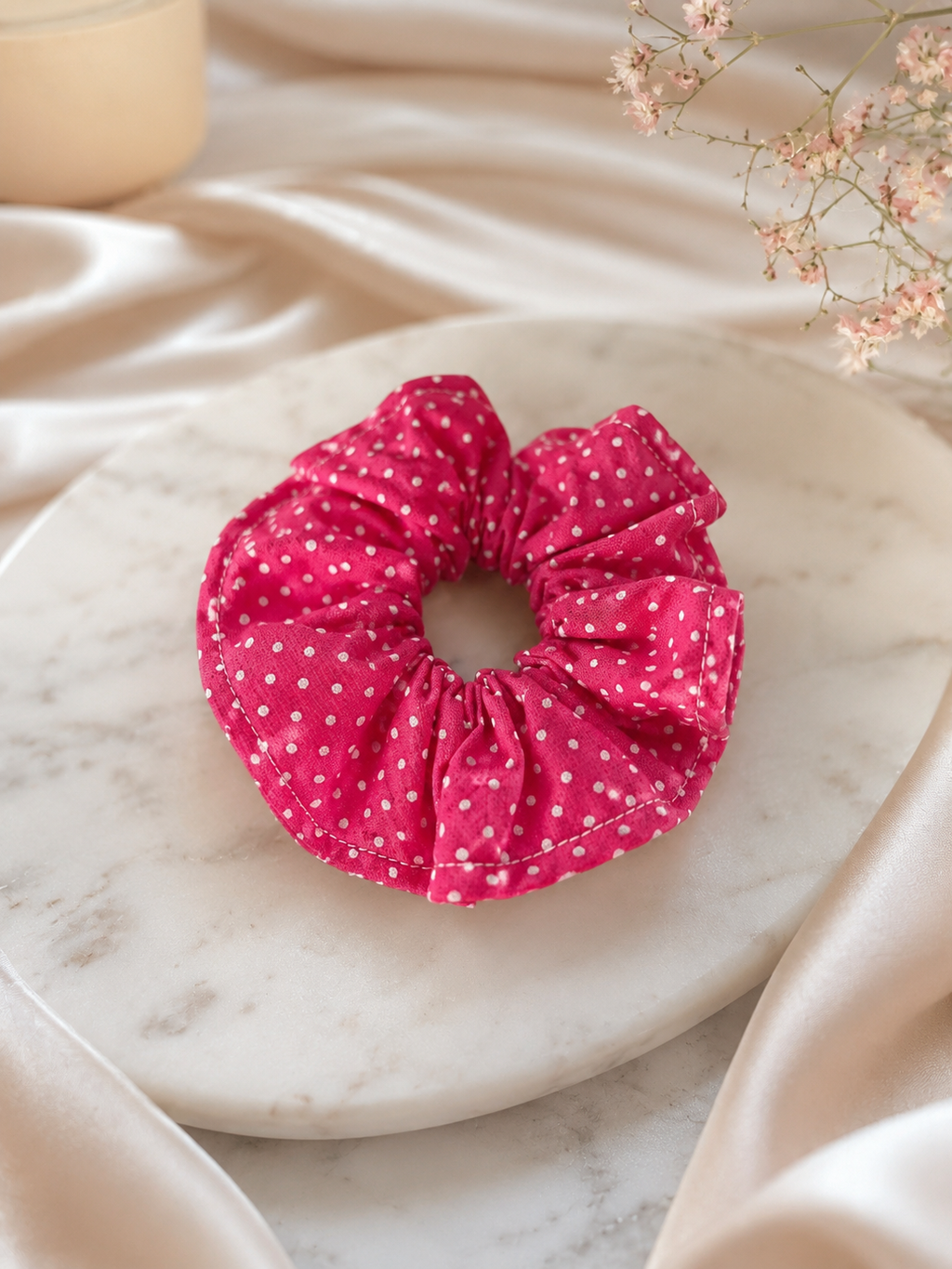 Chouchou rose à pois blancs en coton – Douceur et charme rétro