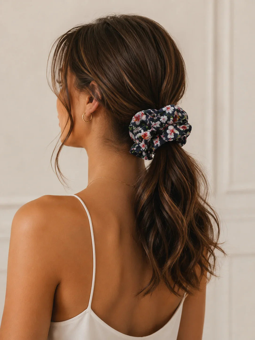 Chouchou bleu fleuri en coton – Élégant et naturel