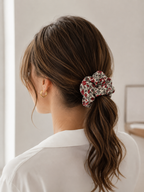 Chouchou blanc fleuri en coton – Douceur et élégance florale