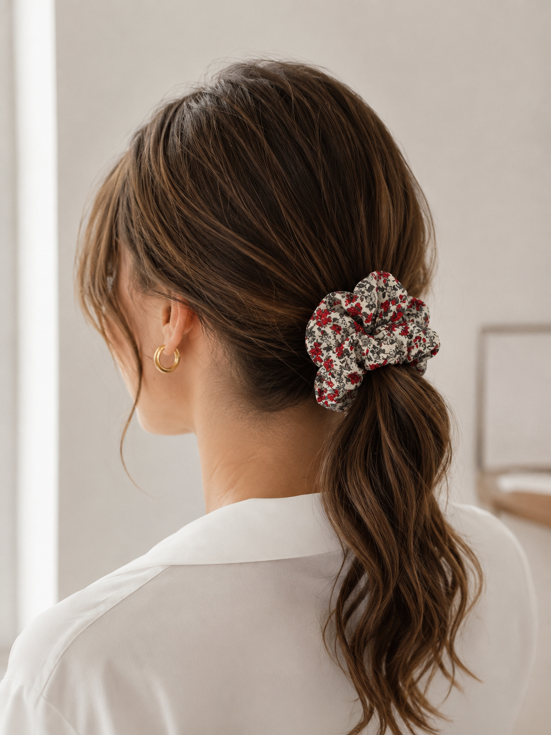 Chouchou blanc fleuri en coton – Douceur et élégance florale