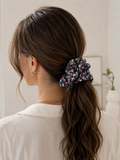 Chouchou fleuri foncé en coton – Élégance florale et style raffiné