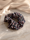 Chouchou fleuri foncé en coton – Élégance florale et style raffiné